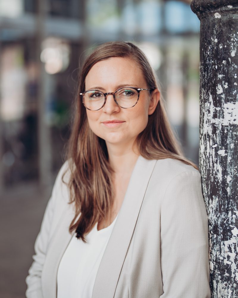 Friederike Kupatz an einer Säule in Hamburg – Beraterin für Vertrieb, Marketing und Pipedrive